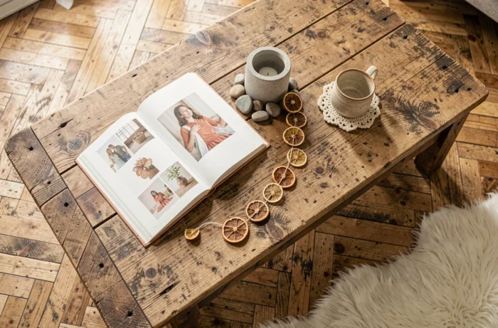 Vue aérienne d'une table basse décorée avec des objets artisanaux tendance pour une décoration intérieure bohème